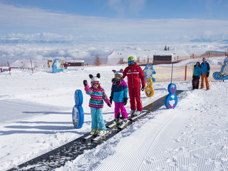 Kinder beim Skifahren im Winter im Urlaub in Kärnten