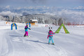 Kinder beim Skifahren im Winter im Urlaub in Kärnten