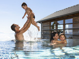 Familie im Pool im Family Spa und Wellnesshotel Feuerberg in Kärnten