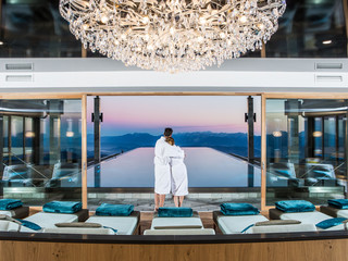 Ruheraum im Kristallbad mit Blick auf den Infinity Pool im Wellnesshotel Feuerberg in Kärnten