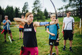 Kinder und Teenager beim Bogenschießen im Bergurlaub auf der Gerlitzen Alpe im Sommer in Kärnten