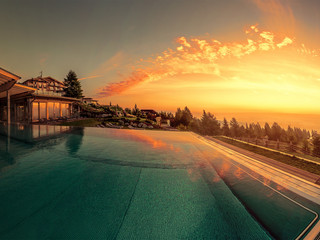 Infinity Pool im Hotel Mountain Resort Feuerberg auf der Gerlitzen Alpe in Kärnten