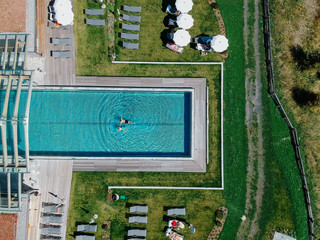 Infinity Pool des Familienhotel Feuerberg aus der Vogelperspektive
