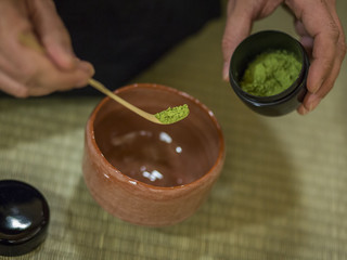 Mann bei einer japanischen Teezeremonie im Wellness- und Yogahotel Feuerberg in Kärnten