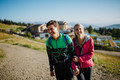 Mann und Frau beim Wandern im Urlaub nahe des Mountain Resort Feuerberg in Kärnten