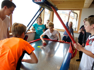 Kinder und Teenager beim Spielen im Loft im Familienurlaub in Kärnten