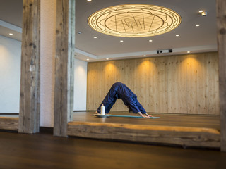 Mann beim Yoga im Wellness- und Yogahotel Feuerberg auf der Gerlitzen Alpe in Kärnten