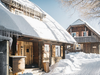 Verschneite Ferienchalets direkt an der Piste im Skiurlaub in Kärnten