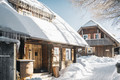 Verschneite Ferienchalets direkt an der Piste im Skiurlaub in Kärnten