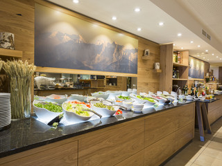 Salatbuffet beim Abendessen der Verwöhnpension im Mountain Resort Feuerberg auf der Gerlitzen Alpe in Kärnten