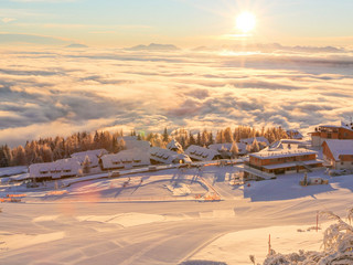 Blick von der Skipiste auf das Skihotel Feuerberg auf der Gerlitzen Alpe in Kärnten