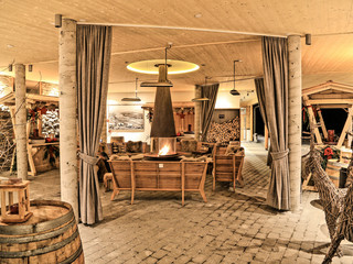 Lounge des Skihotels Feuerberg am Abend im Winter