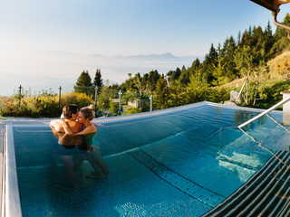 Paar im Panorama Pool im Wellnesshotel in Kärnten