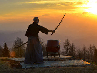 Mann mit Schwert bei Sonnenuntergang auf der Gerlitzen Alpe
