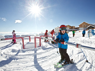 Kinder beim Skikurs des Hotel Mountain Resort Feuerberg direkt an der Piste im Skiurlaub in Kärnten